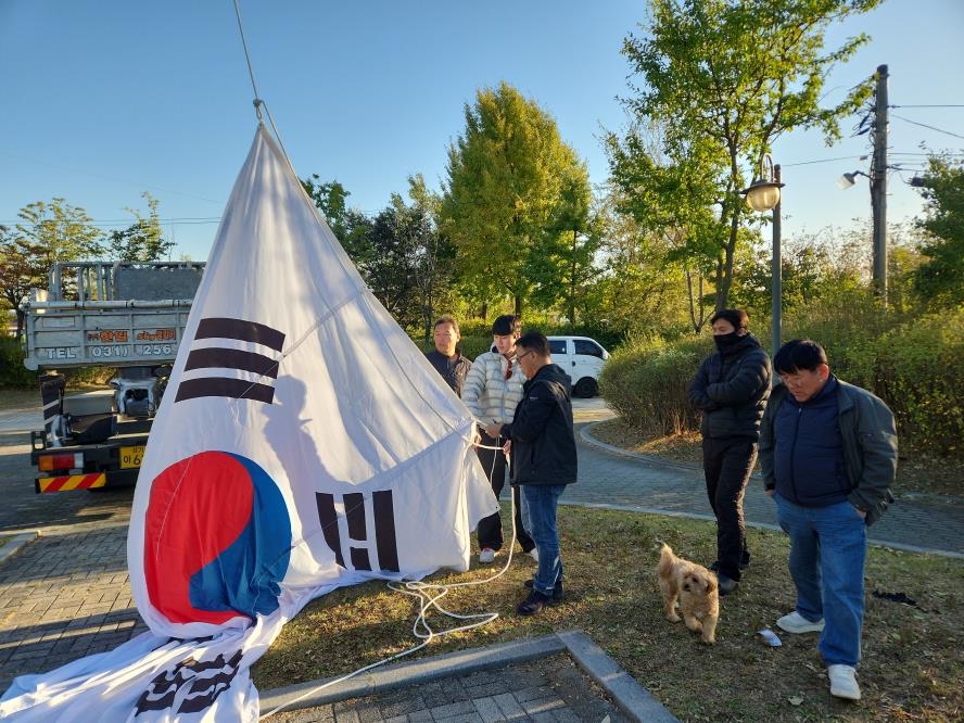 수원시 권선구 곡선동, 25m 대형 태극기 재게양…광복 70주년 기념 상징시설 복원